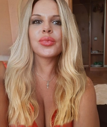 Со мной ты окунешься в мир страсти и удовольствия. Я мастер своего дела и знаю, как доставить тебе наивысшее наслаждение. Помимо классического секса, я предлагаю множество эксклюзивных услуг, которые поразят твоё воображение. Мои клиенты оставляют самые лестные отзывы о встречах со мной, и я готова доказать, что они правы. Приглашаю тебя в мою уютную квартиру, где мы сможем насладиться друг другом и отдохнуть от повседневности. Я живу в Москве и всегда рада встретиться с тобой в любое время. Познакомимся поближе? 😉🌹 Злата